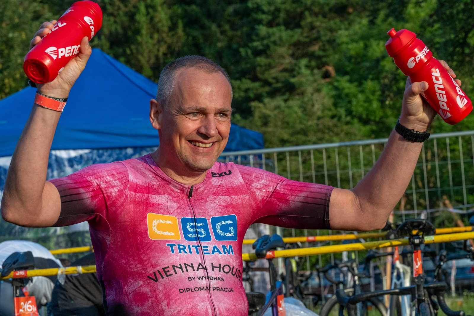 Martin v depu s lahvemi nad hlavou
